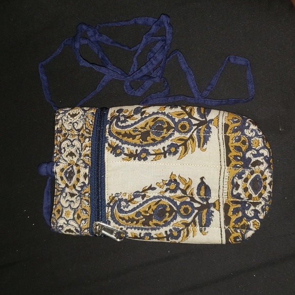 Source Unknown Handbags - NWOT- Crossbody Cotton Purse/ Cell Phone Bag. 2 Zippers. Stadium Size.